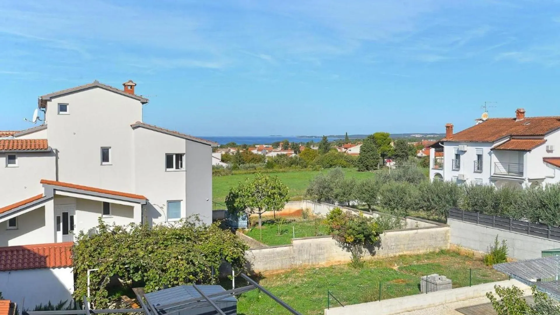 Spacious Apartment In Peroj With Terrace