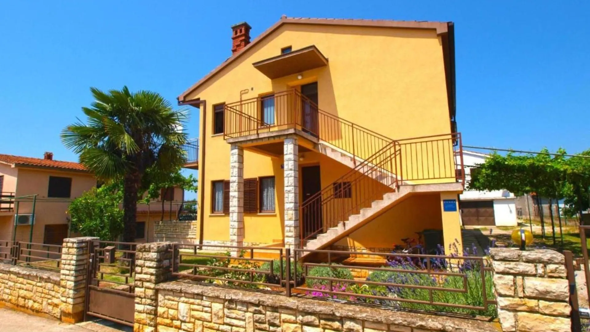 Spacious Apartment In Peroj With Terrace