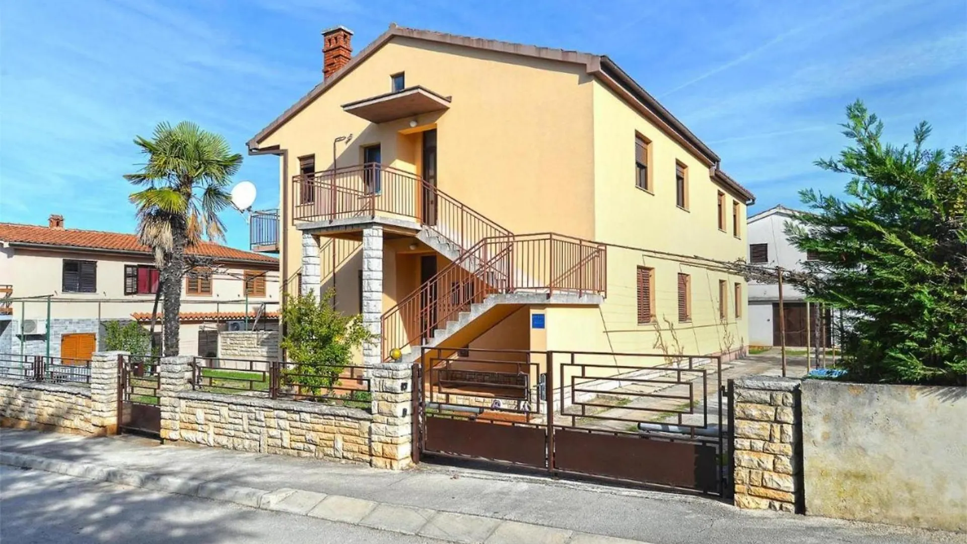 Spacious Apartment In Peroj With Terrace